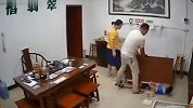 又见熊孩子 男孩玉器店跳舞摔倒扯一地翡翠
