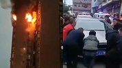 重庆居民楼火灾致6死 疑消防通道被堵众人合力挪车