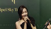 Jessica郑秀妍不畏寒冷露香肩 方大同透露今年音乐计划