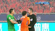 京鲁对决黄牌满天飞 崔鹏铲倒比埃拉染黄