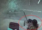 离危险不到1米！南京一女子门前打扫高空整扇窗户坠落