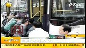 佛山公交轧人 众人合力抬车