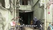 女住户频繁高空抛砖头，男邻居吓到戴头盔出门：整栋楼的人都怕她