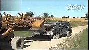 暴力又见暴力！铲车暴力摧毁两箱汽车