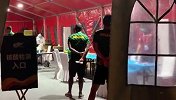 阿兰傲骨一同抽血检测 队长指挥队员有序排队
