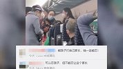 熊孩子踢踹前座靠背，乘客提醒反遭家长怼：为了孩子忍一忍行不行！