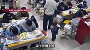 男老师把1岁多的孩子藏在讲桌底下教书，得知真相后全网泪目
