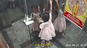吹风机线卡进电梯门，女孩独自乘梯被困大声哭喊：妈妈我不想死！