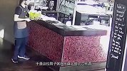 要不是监控拍下，都不知男子的当时有多郁闷！太尴尬了！