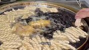 福建泉州特色“蒜香麻花”，酥香脆不发硬，老师傅手工日做6000条