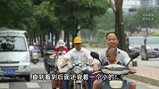 摩托车疑载1家7口“叠罗汉”，家长孩子均未戴头盔！交警回应