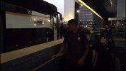 西甲-1718赛季-巴萨全队步入伯纳乌:巴帅挥手致意 众将面无表情-新闻