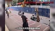 施工现场大型钻头突然倒地砸向路面，两骑车路过男子差点被砸！当地住建局回应