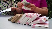 湖北襄阳小区给业主发10万现金 大喇叭喊人下来领钱