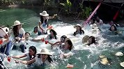 泰国选美小姐上演“湿身”秀？拍照压垮吊桥落水 现场尖叫声一片