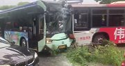 为少付一元车费，乘客辱骂拉拽司机致两公交车相撞，三人受伤