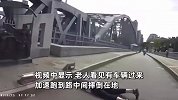 老人突然摔倒在马路中间被记录仪拍下全程，碰瓷还是意外？网友吵翻