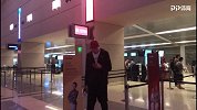 回家了！周琦在美国机场办完行李托运：走！！！