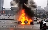 新能源汽车停车场起火浓烟滚滚  周边车辆受损严重