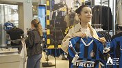 【米兰初遇见】张静初现身国米球迷商店 邀你22日来看球
