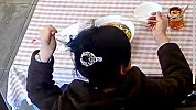女子吃米线自薅头发丢碗里成功免单 店家翻出监控一看傻了眼