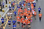 选手跑马拉松急坏民警 手拿大喇叭放另类加油口号笑喷选手