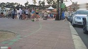 足球-17年-老外街头神恶搞！足球装满沙子放路边 路人一脚远射险踢残-专题
