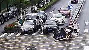 三轮车路口侧翻司机被扣，现场驾乘人员上演暖心一幕