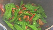 在家做一盘荷兰豆炒肉，又加姜蒜又加辣椒的，香辣咸鲜很下饭