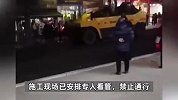 女子过马路遭压路机辗压身亡，社区：该女子饭后抄近路，走施工道路时被辗压