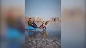 告你虐狗了啊！男子滑冰将两只哈士奇绑在前面狂摇