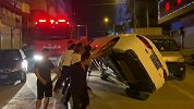 消防车被堵住急坏消防员 群众掀翻占用消防通道的私家车