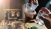 雨中顶广告牌吃饭2小时 网友：酒逢知己千杯少大雨浇头照常