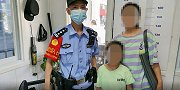 手臂被卡旋转门 事故现场，救援民警为女童擦泪 画面暖人