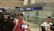 CBA-1718赛季-直击上海接机现场气氛火爆 美女球迷送花呐喊声不断-新闻
