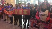 老少通吃！赵继伟归国美女阿姨头戴鲜艳小丑帽热情接机