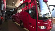 阿贾克斯大巴抵达克鲁伊夫球场 德容面带微笑帅气逼人