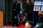 球迷老公观战福建比赛 女子现场找人打闹被保安拖走