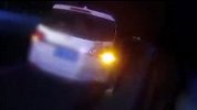 司机午夜高速慌张报警：我不知道我撞了什么，我车头上全是血