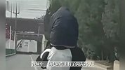 5名未成年人“叠罗汉”骑电车，第5名男生竟骑在后座男生头上！