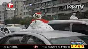 雪人堆在车顶上