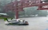 宜宾暴雨街道成海：多辆汽车被淹  3人坐车顶求助
