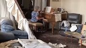 泪目！黎巴嫩首都大爆炸后，老奶奶坐在满目疮痍的家中弹奏钢琴