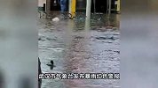 武大校门被淹一米深？积水淹没路人肩膀，多辆汽车被淹，校方回应