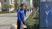 昆山FC赛前训练氛围轻松 萧涛涛与队友打成一片