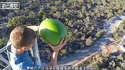小哥在50米高空扔下西瓜，到底有多大威力？真的是不容小觑！