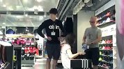篮球-14年-林书豪扮店员恶搞顾客-新闻