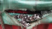 大货车捆绑不牢铁屑高速上撒了几十公里 结果40多辆车爆胎遭殃