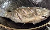 红烧鱼怎么做好吃，教你一招，鱼肉不腥不粘锅，汤鲜肉香做法简单