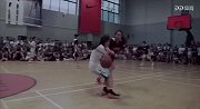 篮球-18年-直接放弃防守就可以了！萌妹球场如鱼得水引全场欢呼-花絮